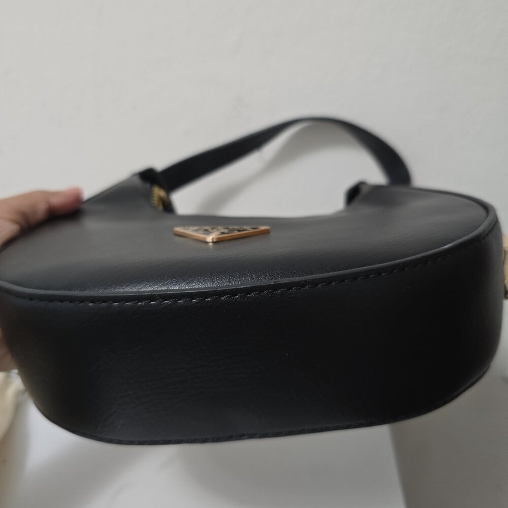 Black Leather crescent hobo arque bag - Picture 7 of 7